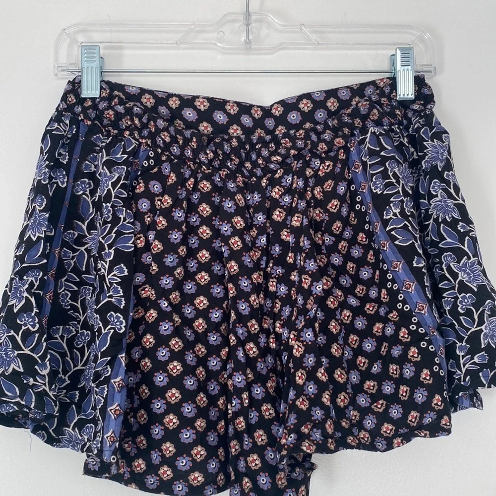 Nordstrom “Angie” Flowy black shorts with floral design size Medium
